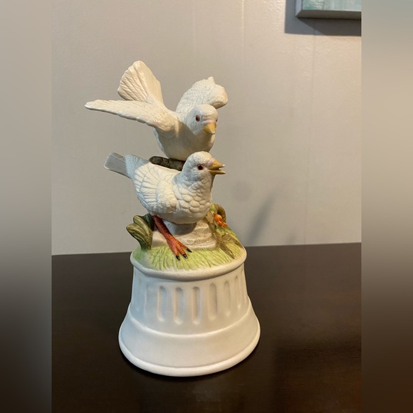Vintage Sanyo turtle doves porcelain bisque musical rotating piece - Picture 2 of 10